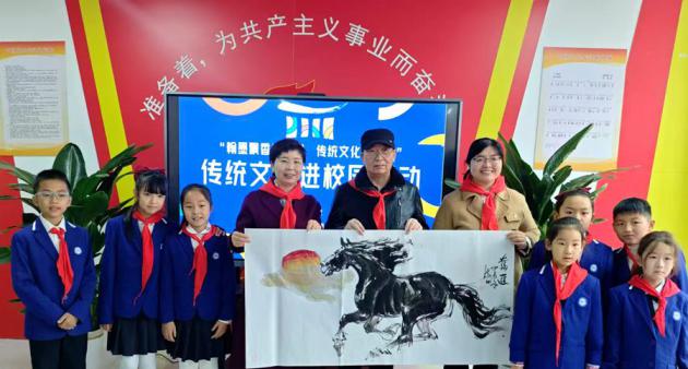 郑州墨缘书画院牵手西湖小学开展传统文化进校园活动